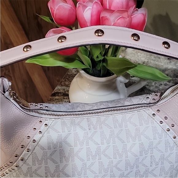 EUC Michael Kors Aria Studded Zip crossbody/shoulder strap corner piping missing - Picture 3 of 11